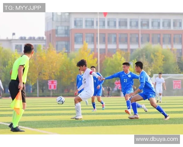 足球明星背影艺术作品展现运动之美与激情的完美结合